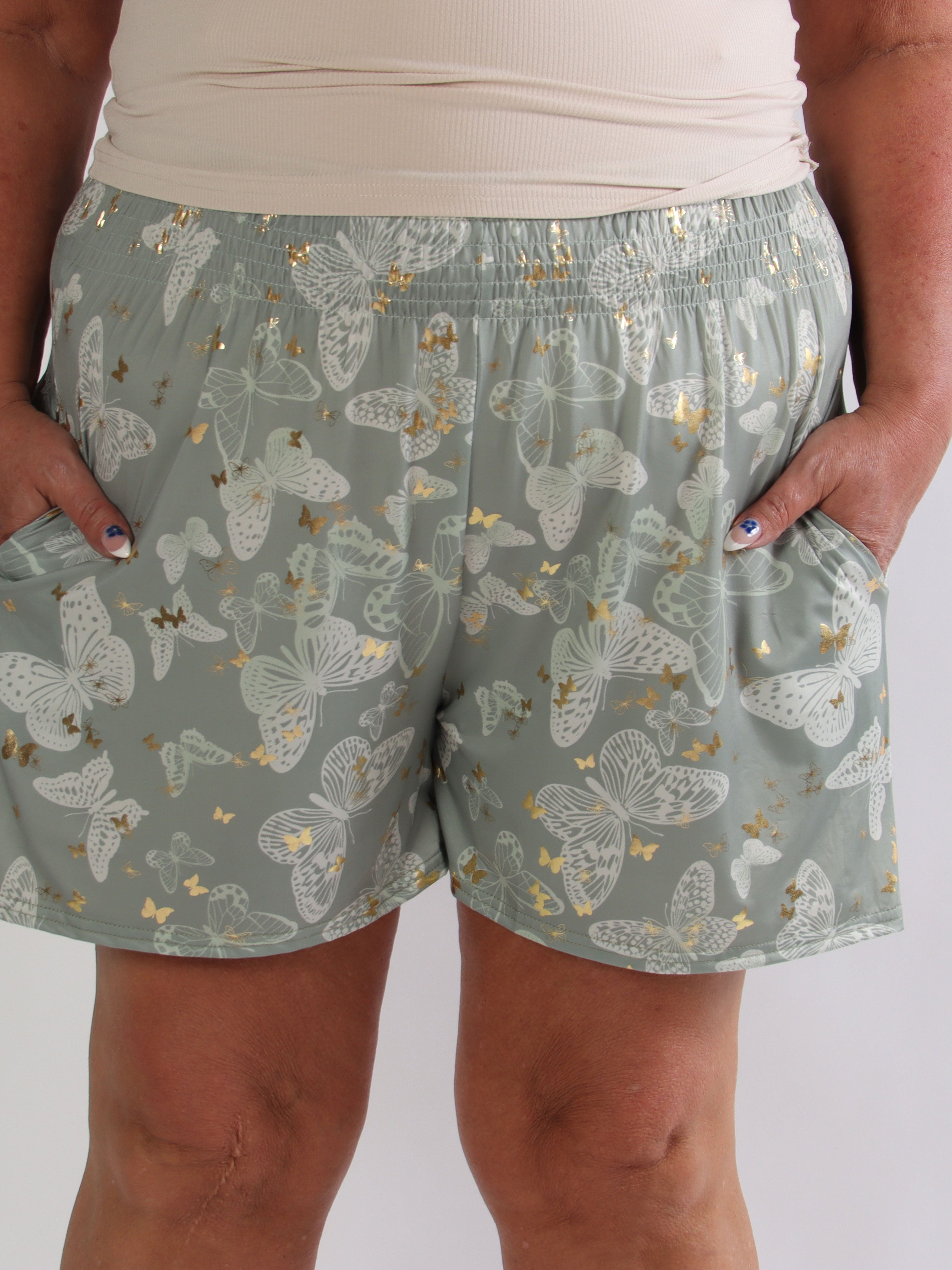 Pams Butterfly Shorts - Plus size shorts med sommerfugleprint og gulddetaljer